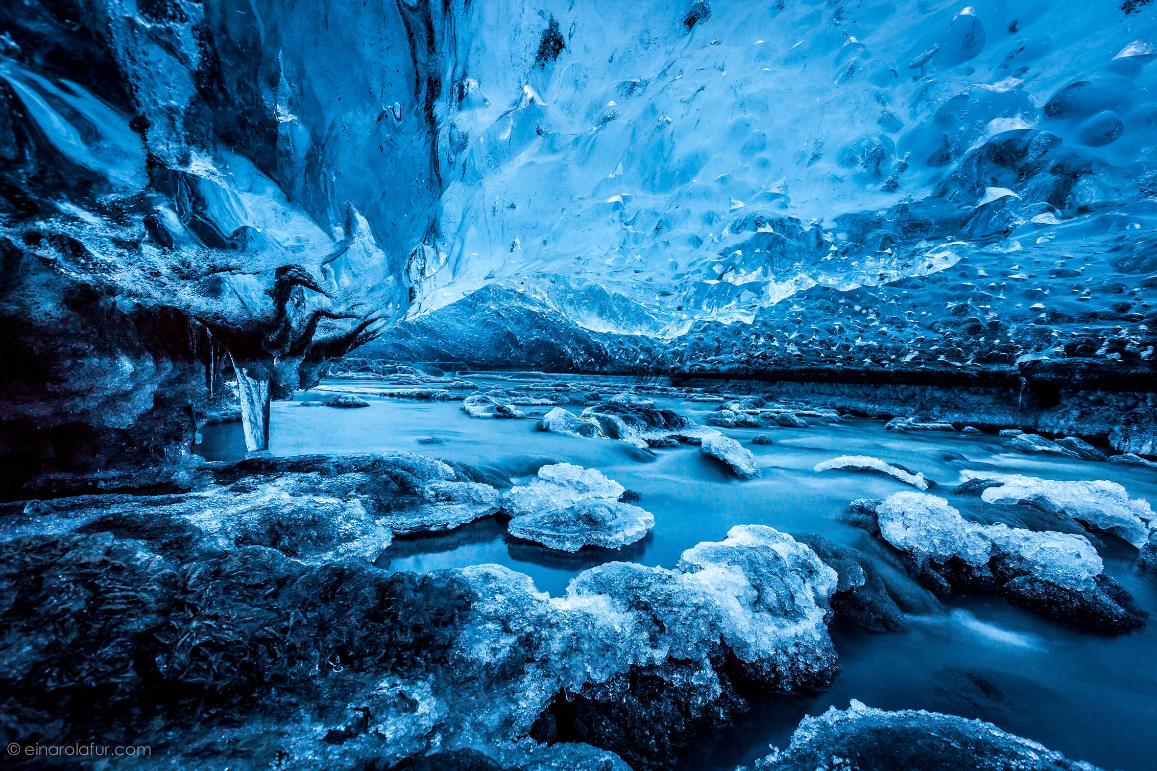 Ice_cave_EinarOli.jpg thumbnail