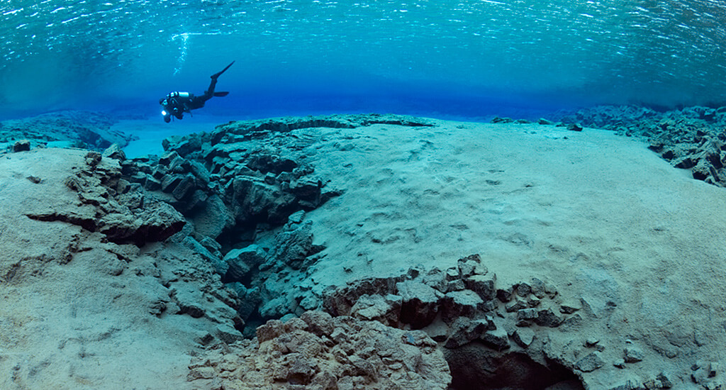 Diving_in_Iceland.jpg thumbnail