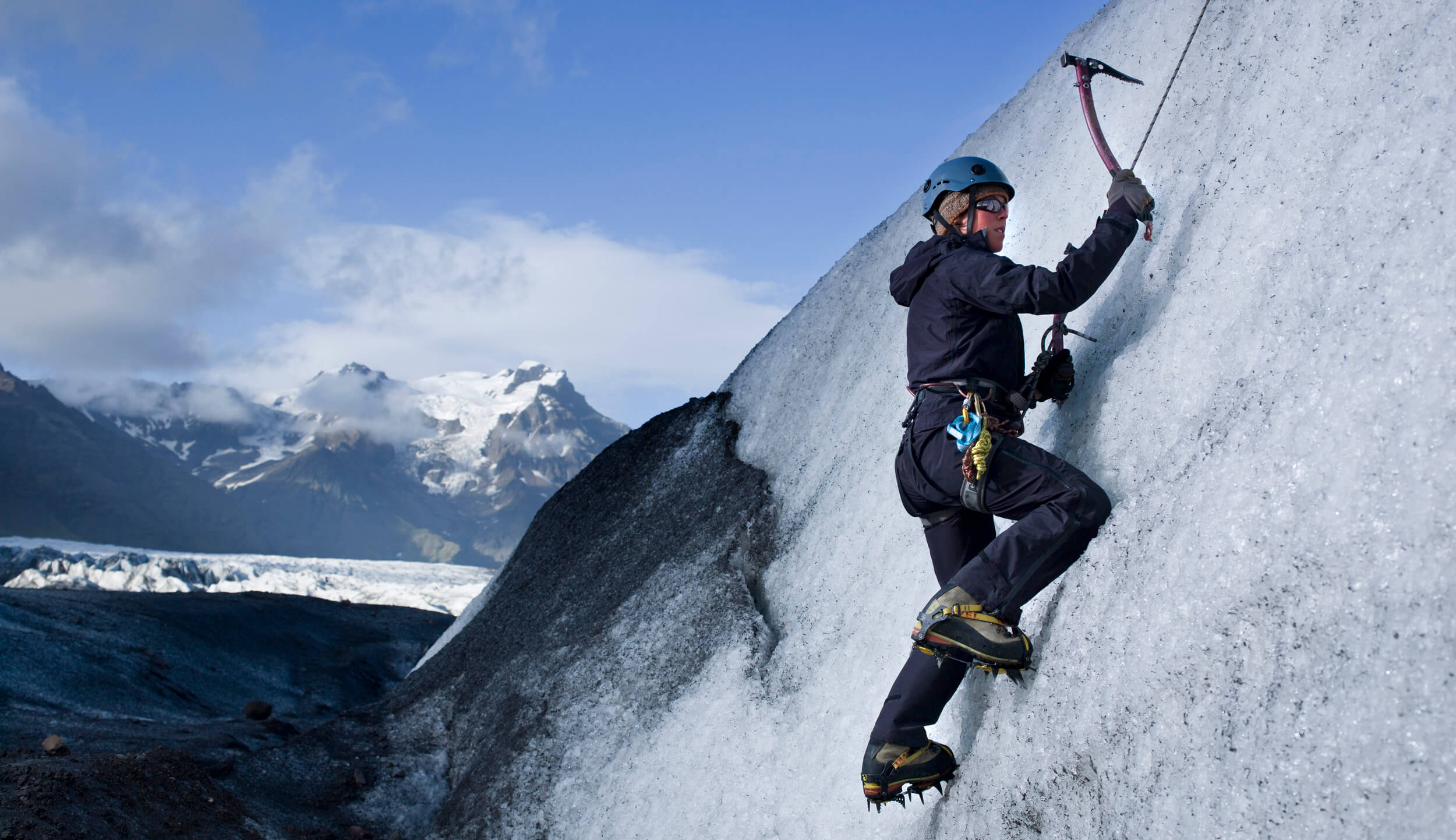 Climbing holidays. Айс Клайминг. Восхождение на гору. Альпинисты в горах. Восхождение альпинистов.